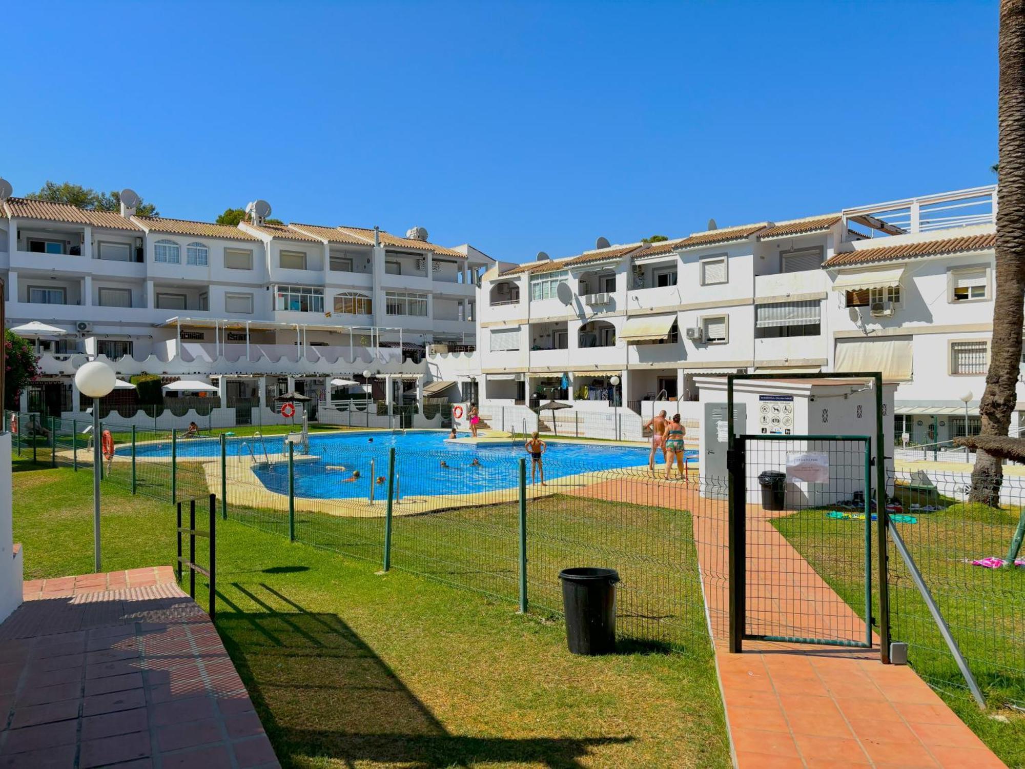 Urb Colina Park Con Piscina Apartamento